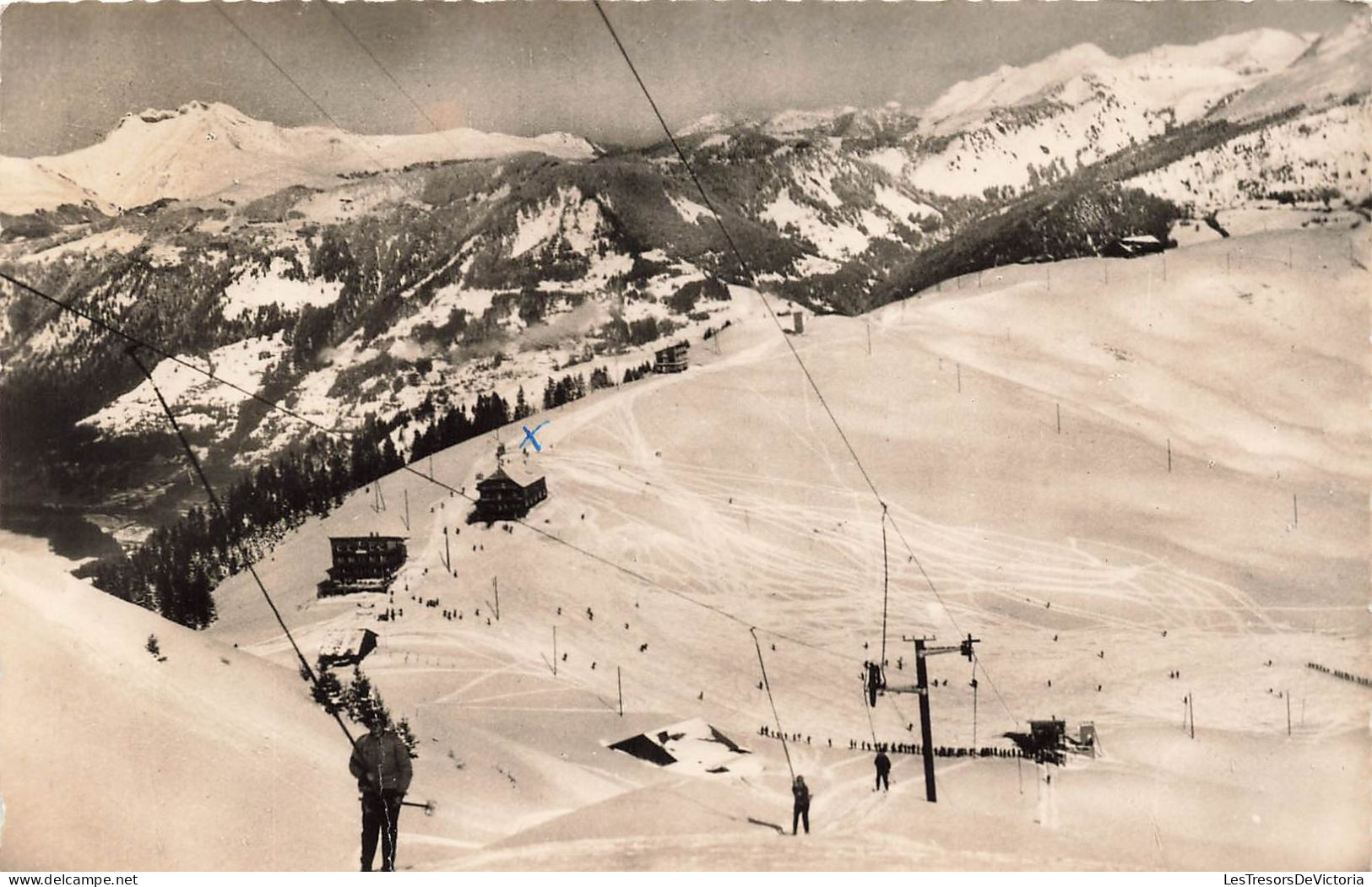 FRANCE - Samoens  Les Saix - Saison Eté-Hiver - Skis - Pistes Et Hôtels - Animé - Carte Postale - Samoëns