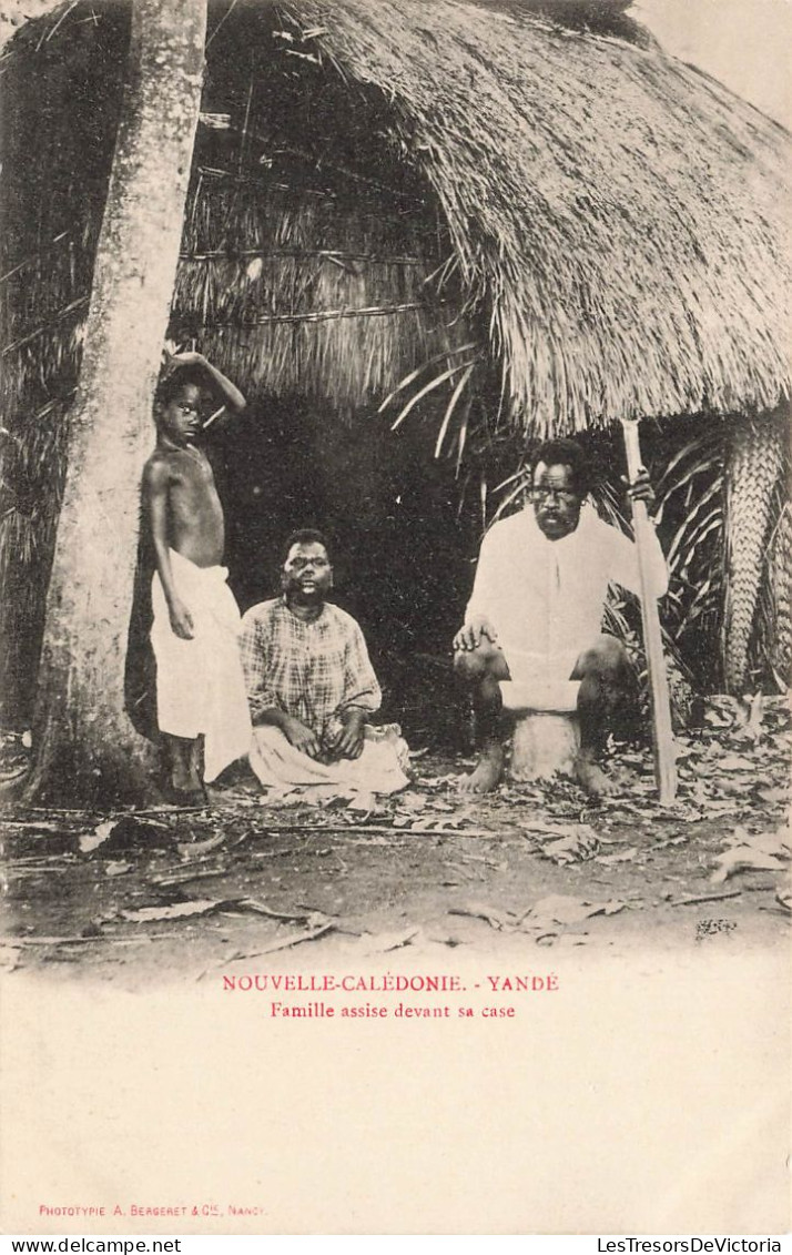 NOUVELLE CALEDONIE - Yandé - Famille Assise Devant Sa Case - Carte Postale Ancienne - Neukaledonien