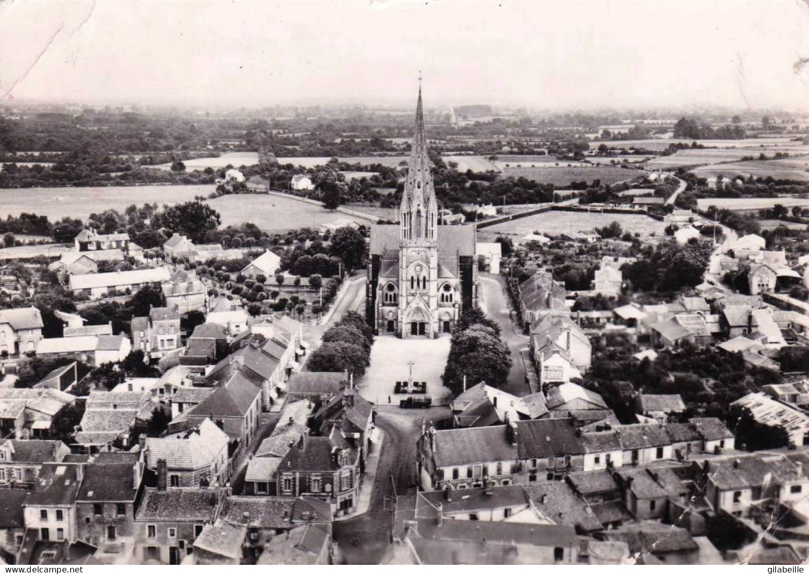 44 - SAINT PHILBERT De GRAND LIEU -  L église - La Place - Le Monument Aux Morts - Saint-Philbert-de-Grand-Lieu