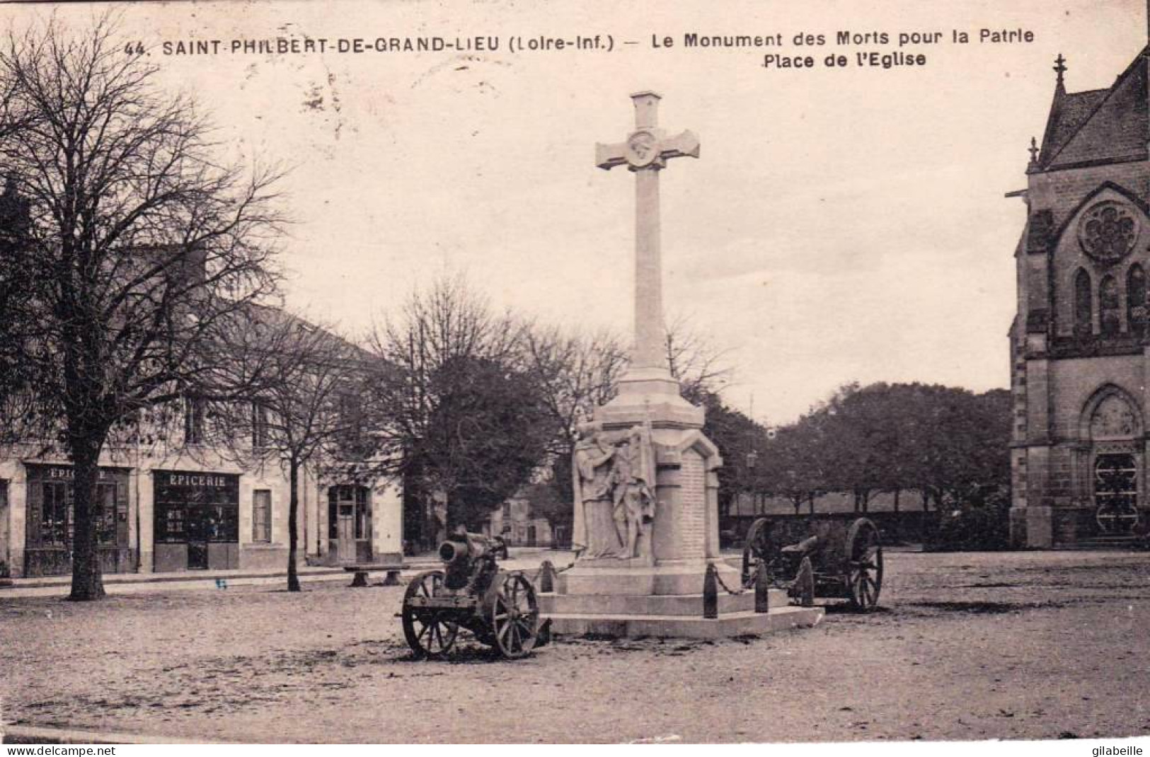 44 - Loire Atlantique -  SAINT PHILBERT  De GRAND LIEU - Le Monument Aux Morts - Place De L église - Saint-Philbert-de-Grand-Lieu