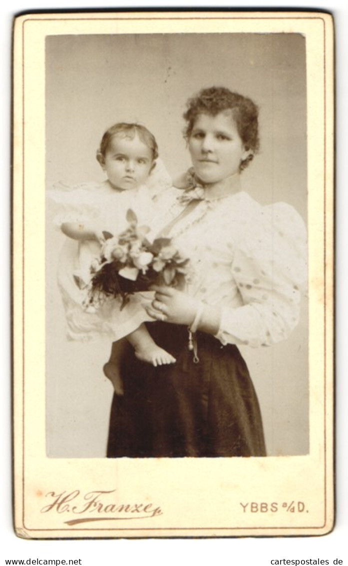 Fotografie H. Franze, Ybbs A. D. D., Bürgerliche Dame Mit Ihrem Kleinen Kind Auf Dem Arm Und Einem Strauss Blumen  - Personas Anónimos