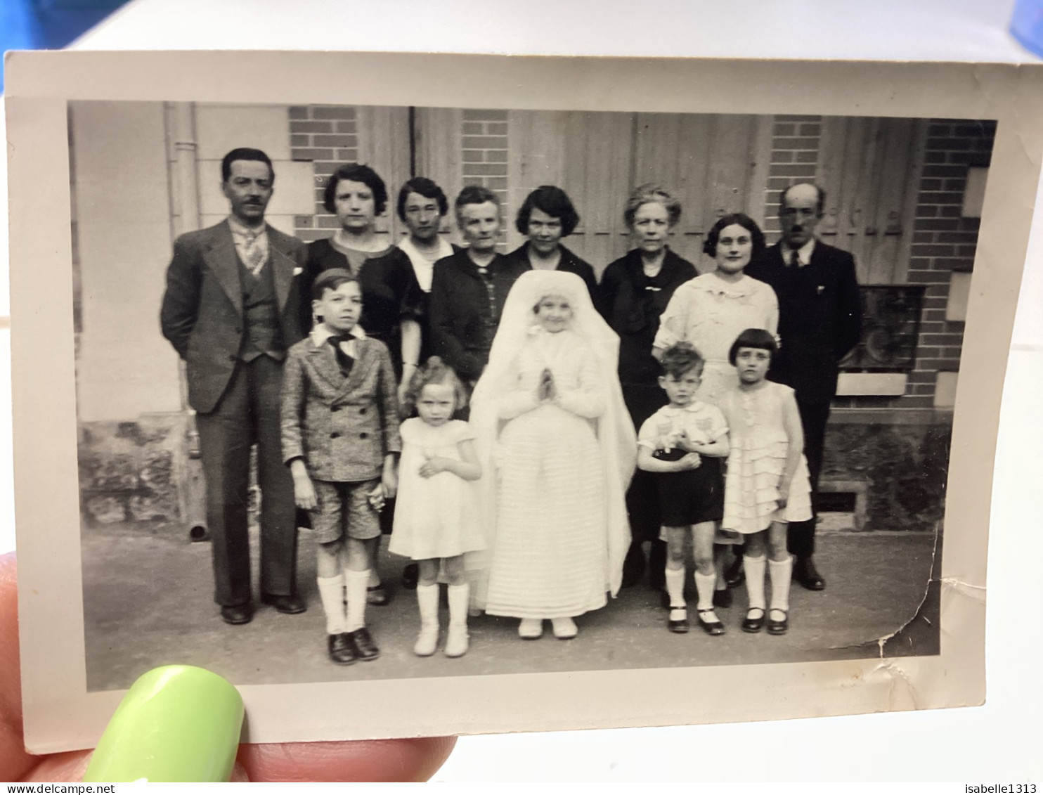 Photo Ancienne Snapshot 1940 Petite Fille En Communion Qui Prie Autour D’elle, Homme Femme, Enfants Dehors - Anonieme Personen