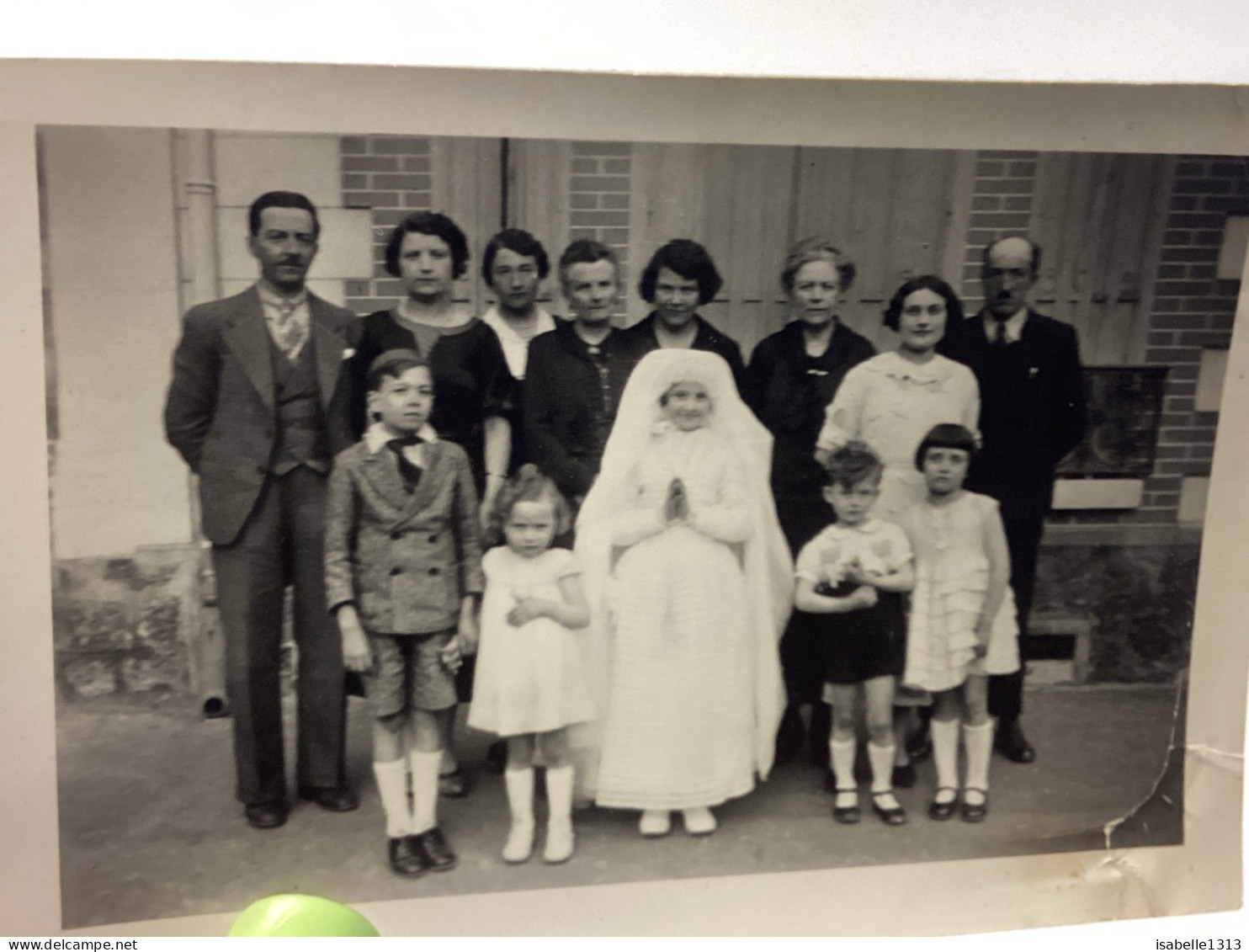 Photo Ancienne Snapshot 1940 Petite Fille En Communion Qui Prie Autour D’elle, Homme Femme, Enfants Dehors - Anonieme Personen