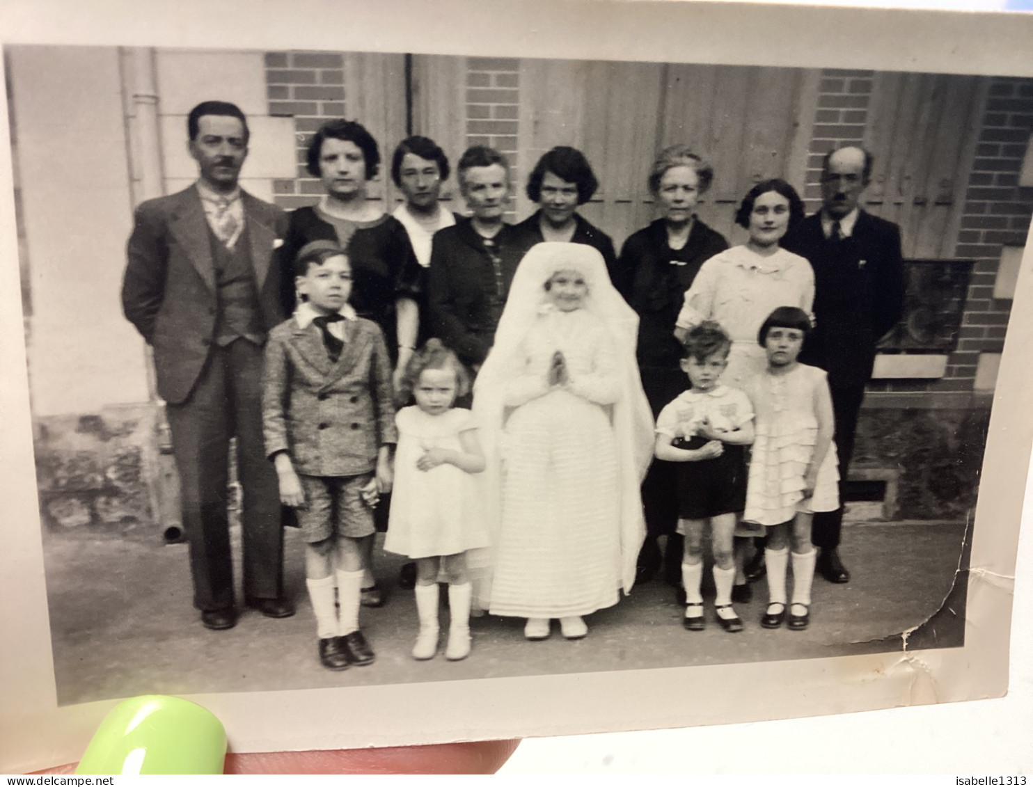 Photo Ancienne Snapshot 1940 Petite Fille En Communion Qui Prie Autour D’elle, Homme Femme, Enfants Dehors - Anonieme Personen