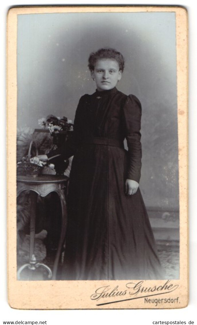 Fotografie Julius Grusche, Neugersdorf I. S., Bürgerliches Mädchen Im Schwarzen Taillierten Kleid Mit Einem Korb Blu  - Anonieme Personen