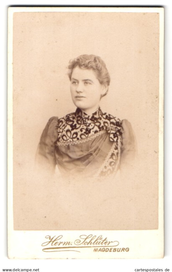 Fotografie Herm. Schlüter, Magdeburg, Breite Weg /Alte Ullrichstr., Junge Dame Im Elegant-floral Verzierten Kleid  - Anonieme Personen