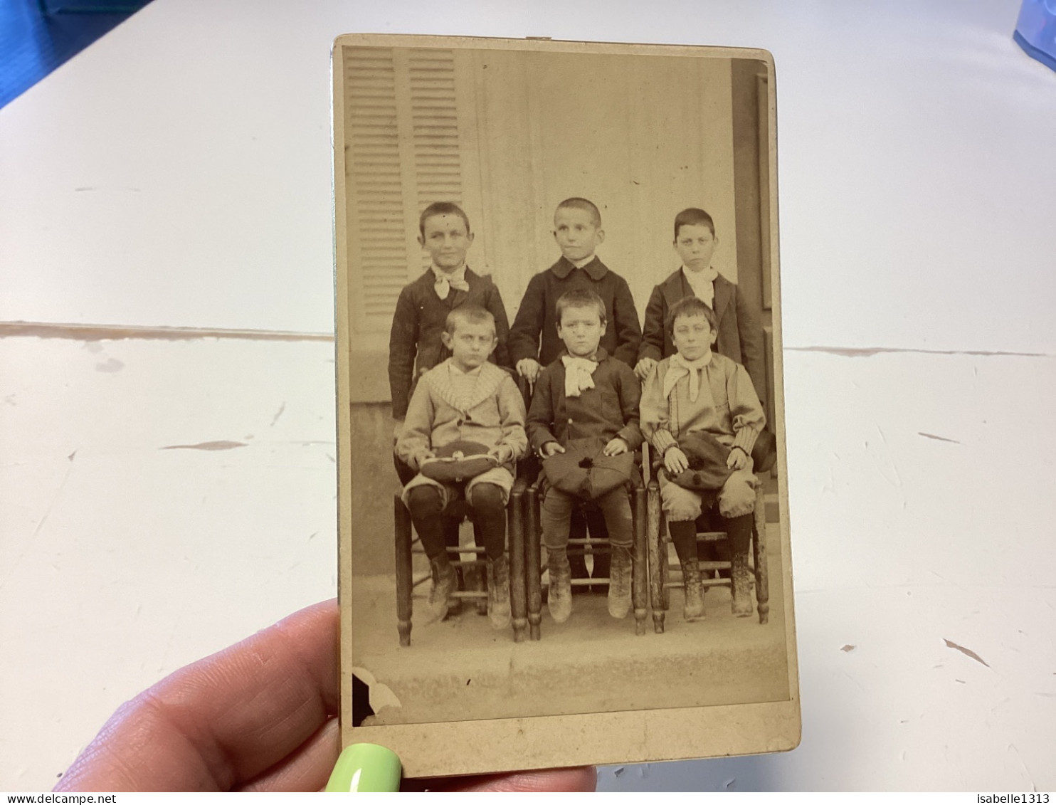 Photo Ancienne Snapshot 1910 Photo Sur Carton, Photo D’école De Classe Garçon, Assis Sur Des Chaises Bien Habillé - Anonymous Persons