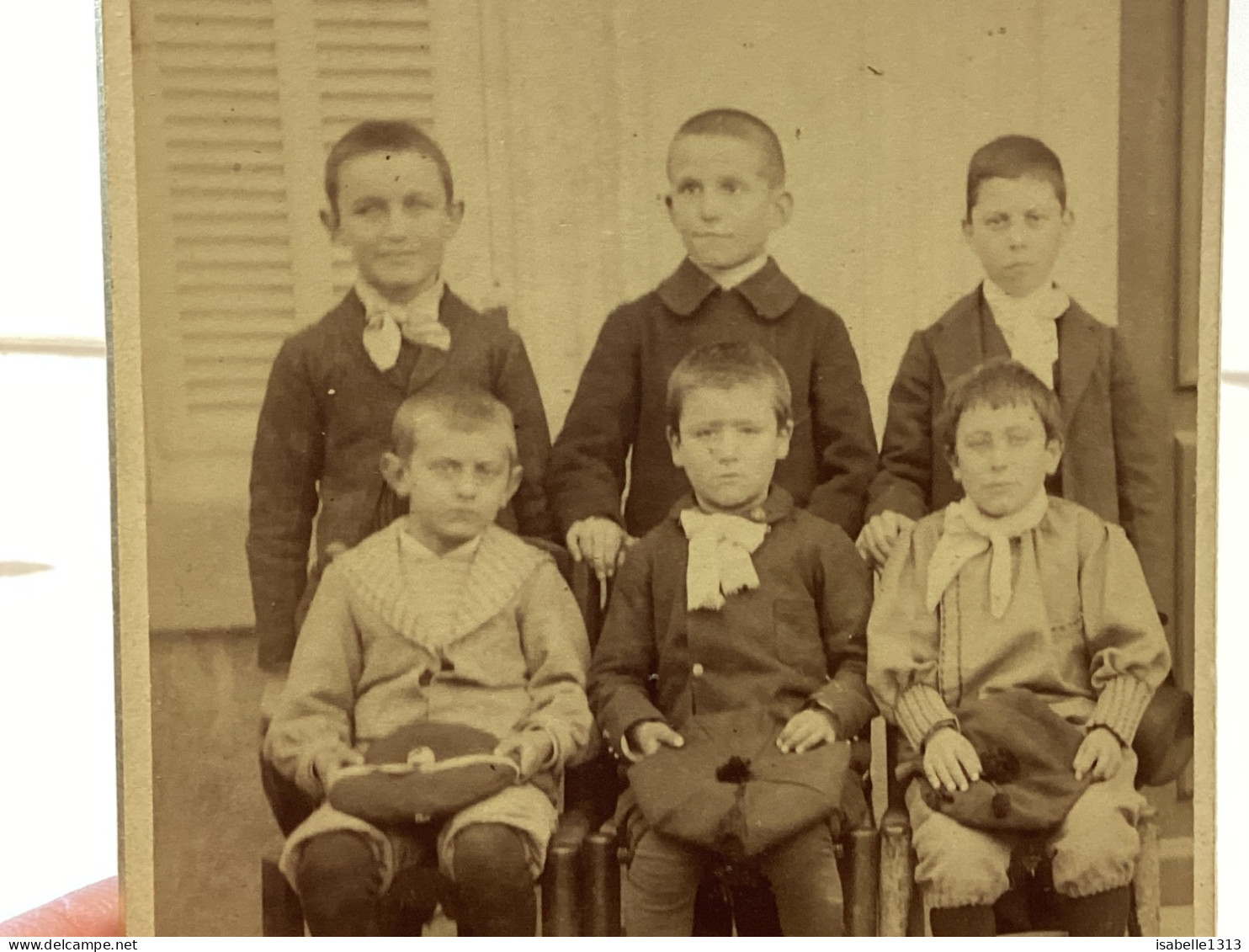 Photo Ancienne Snapshot 1910 Photo Sur Carton, Photo D’école De Classe Garçon, Assis Sur Des Chaises Bien Habillé - Anonymous Persons