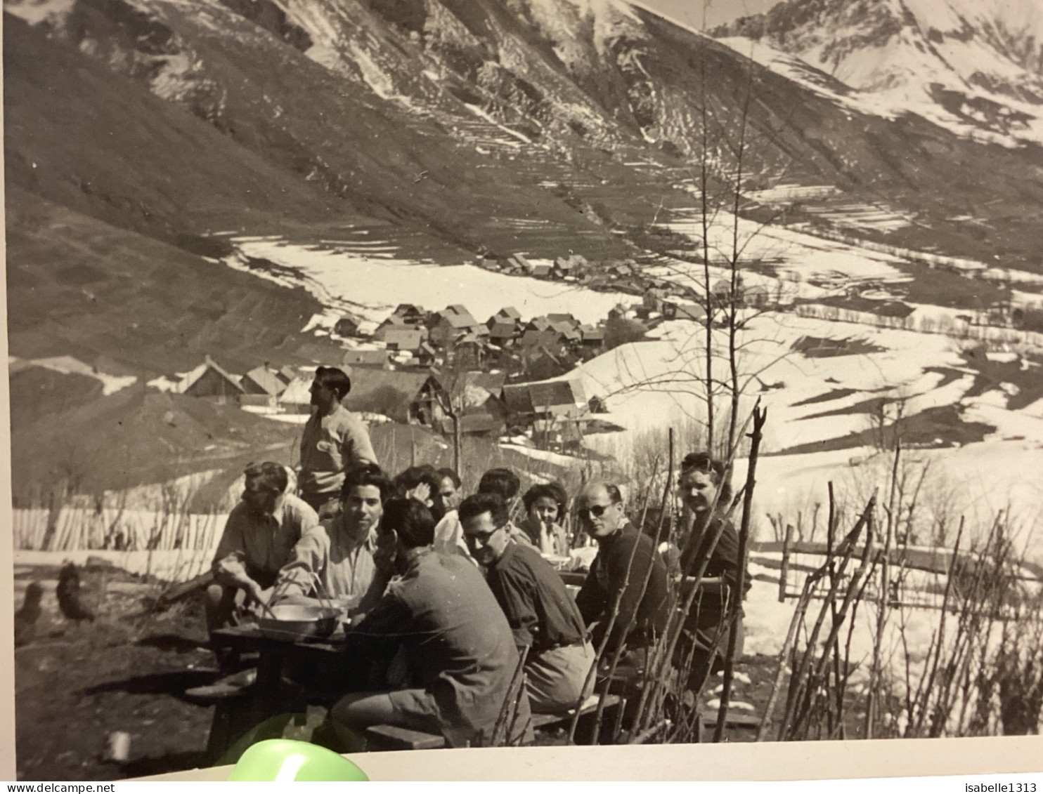 Photo Ancienne Snapshot 1940 Alpes, De Haute Provence, Homme Femme, En Train De Pique-niquer, Derrière Montagne Enneigée - Anonymous Persons