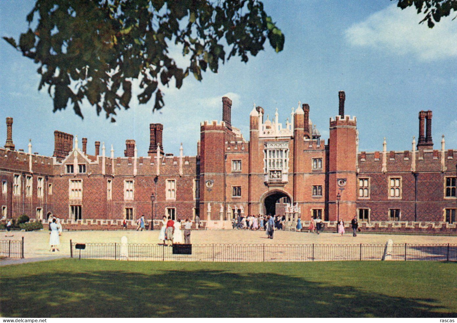 CPM - S - ANGLETERRE - MIDDLESEX - HAMPTON COURT PALACE - THE GREAT GATEHOUSE AND MOAT BRIDGE - WEST FRONT - Middlesex
