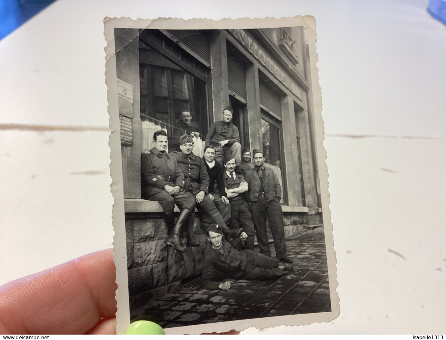 Photo Ancienne Snapshot 1940 Un Militaire Devant Hôtel, Restaurant, Assis Devant Les Fenêtres, Couché Par Terre, Jeune M - Boats