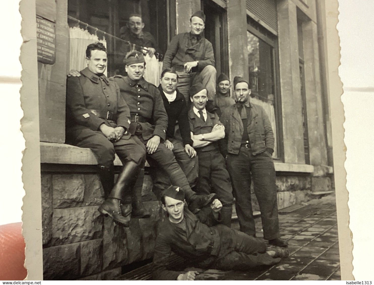 Photo Ancienne Snapshot 1940 Un Militaire Devant Hôtel, Restaurant, Assis Devant Les Fenêtres, Couché Par Terre, Jeune M - Boats