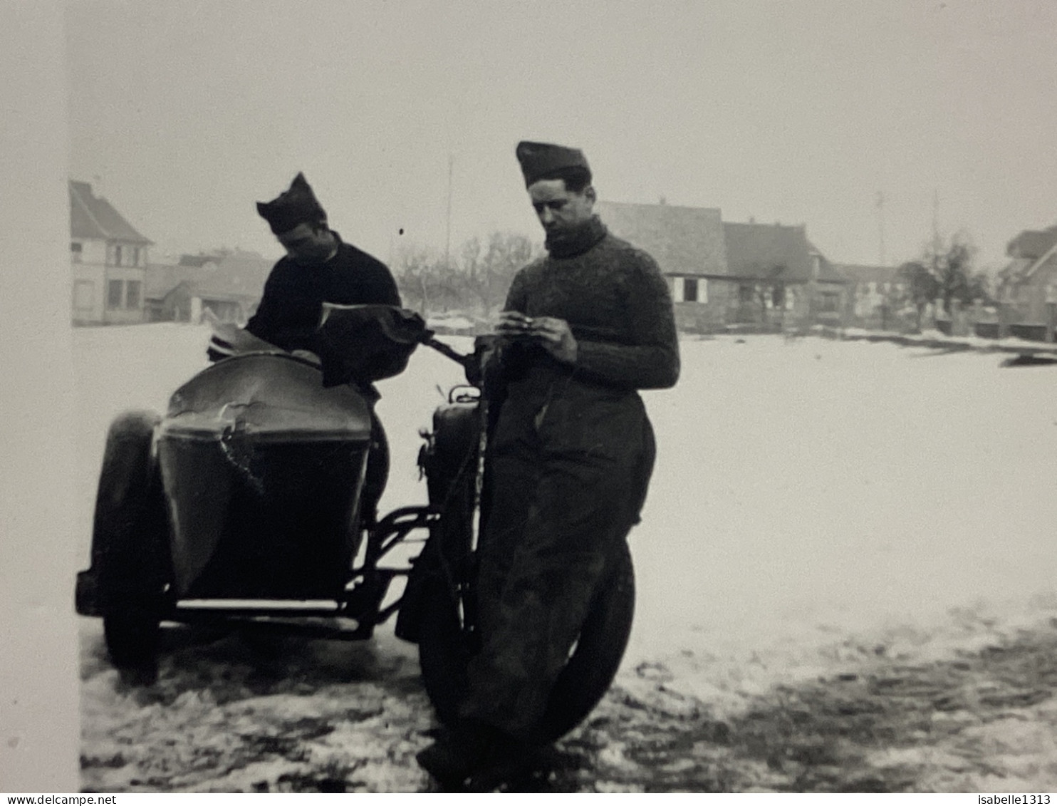 Photo Ancienne Snapshot 1940 Un Militaire Dans La Neige Devant Un Side Car Moto Type G1 Véhicule Militaire - Cars