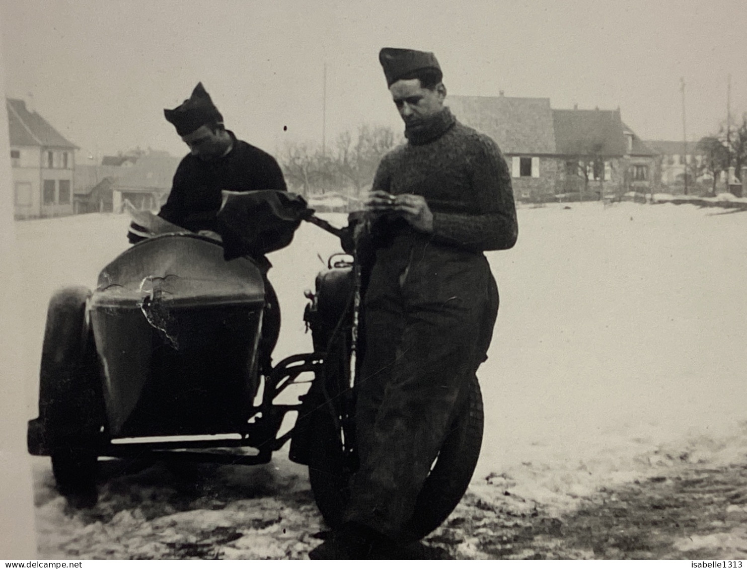 Photo Ancienne Snapshot 1940 Un Militaire Dans La Neige Devant Un Side Car Moto Type G1 Véhicule Militaire - Cars