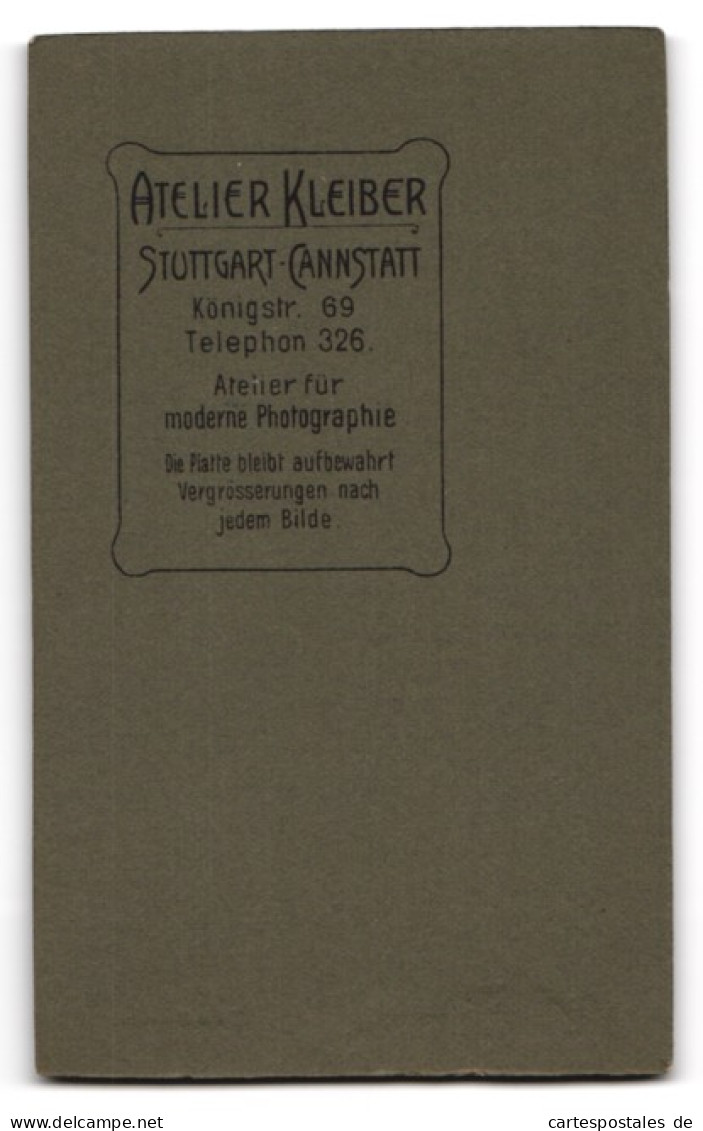 Fotografie J. Kleiber, Stuttgart-Cannstatt, Königstr. 69, Kleinkind Im Weissen Gewand Auf Einem Stuhl Stehend  - Persone Anonimi