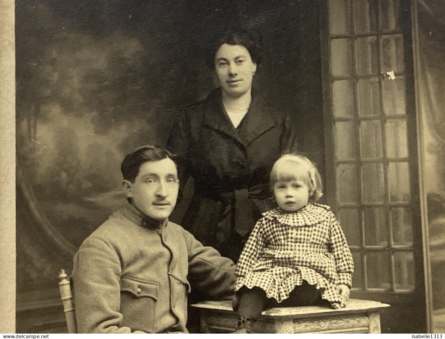 Photo Ancienne Snapshot 1920 Photo, Carte En Militaire Avec Sa Femme, Petite Fille Blonde, Assise Sur La Table, Portrait - Guerra, Militari