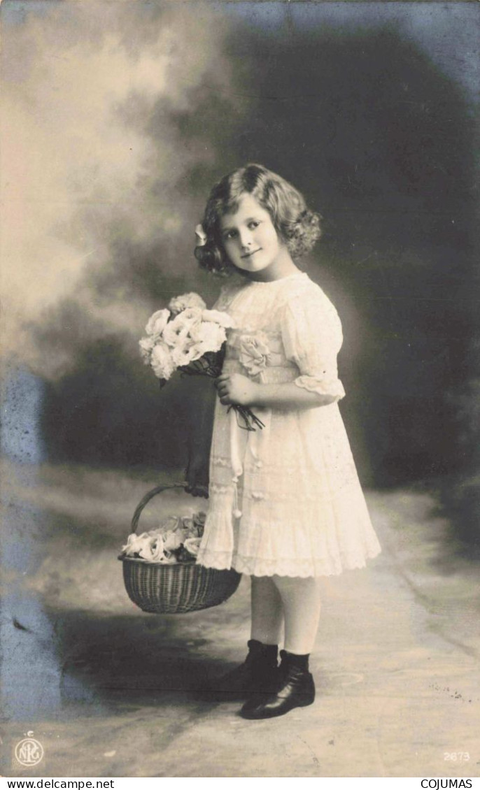 ENFANTS _S28222_ Portait D'une Fillette Tenant Un Panier Et Un Bouquet De Fleurs - Portraits