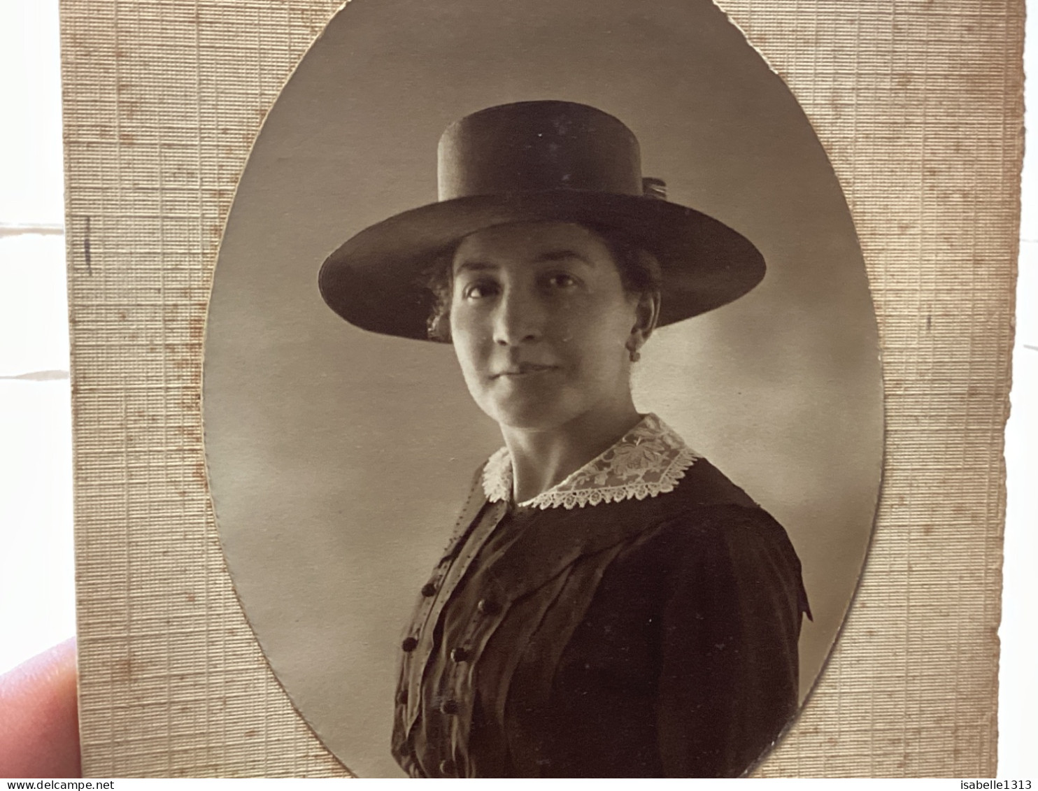 Photo Ancienne Snapshot 1920 Portrait D’une Femme, Jolie Jeune Fille Avec Chapeau Dans Un Médaillon Photographe - Persone Anonimi