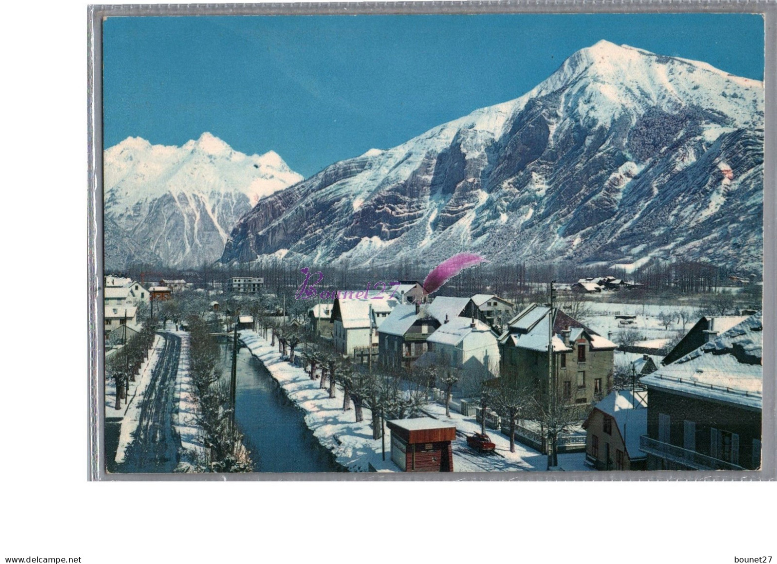 BOURG D'OISANS 38 - La Rive à Gauche Le Massif De Belledonne Vue Generale Du Village Carte Vierge - Bourg-d'Oisans