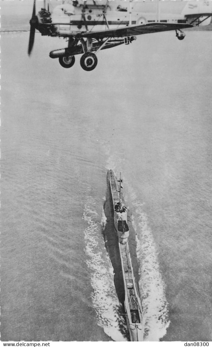 AVION DE LA ROYAL AIR FORCE TRANSPORTANT UNE TORPILLE SURVOLANT UN SOUS MARIN CPSM - 1939-1945: II Guerra