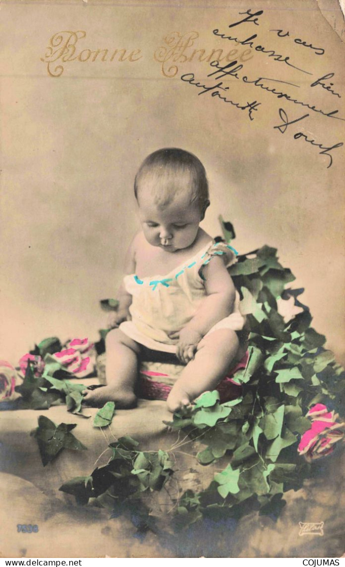 ENFANTS _S28229_ Bébé Assis Avec Des Fleurs - Ritratti