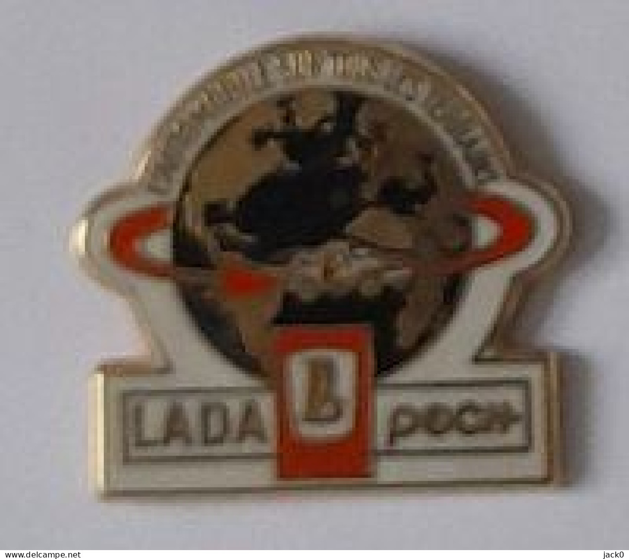 Pin's  ARTHUS  BERTRAND, Automobile  LADA  POCH, L' AUTOMOBILE  SUR  TOUS  LES  TERRAINS - Arthus Bertrand