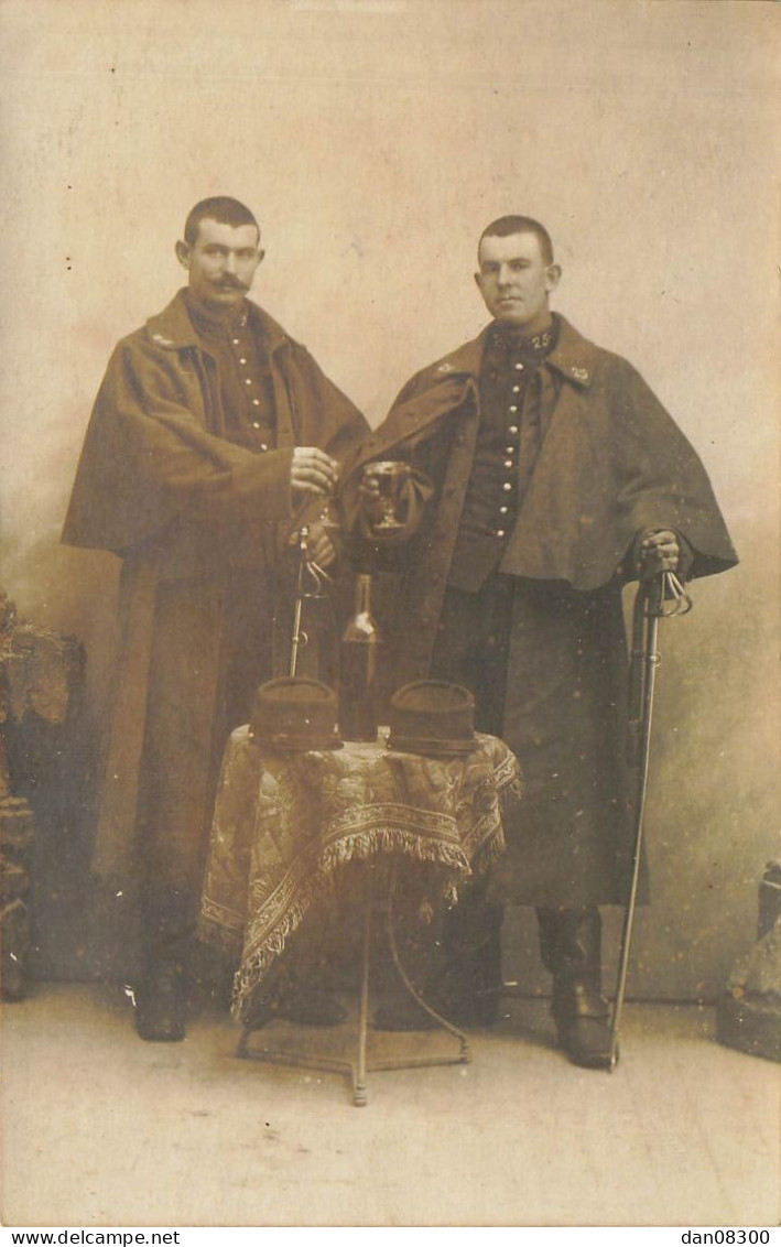 CARTE PHOTO NON IDENTIFIEE DEUX SOLDATS EN PAR DESSUS UN VERRE DE VIN A LA MAIN BOUTEILLE SUR LA TABLE - A Identifier