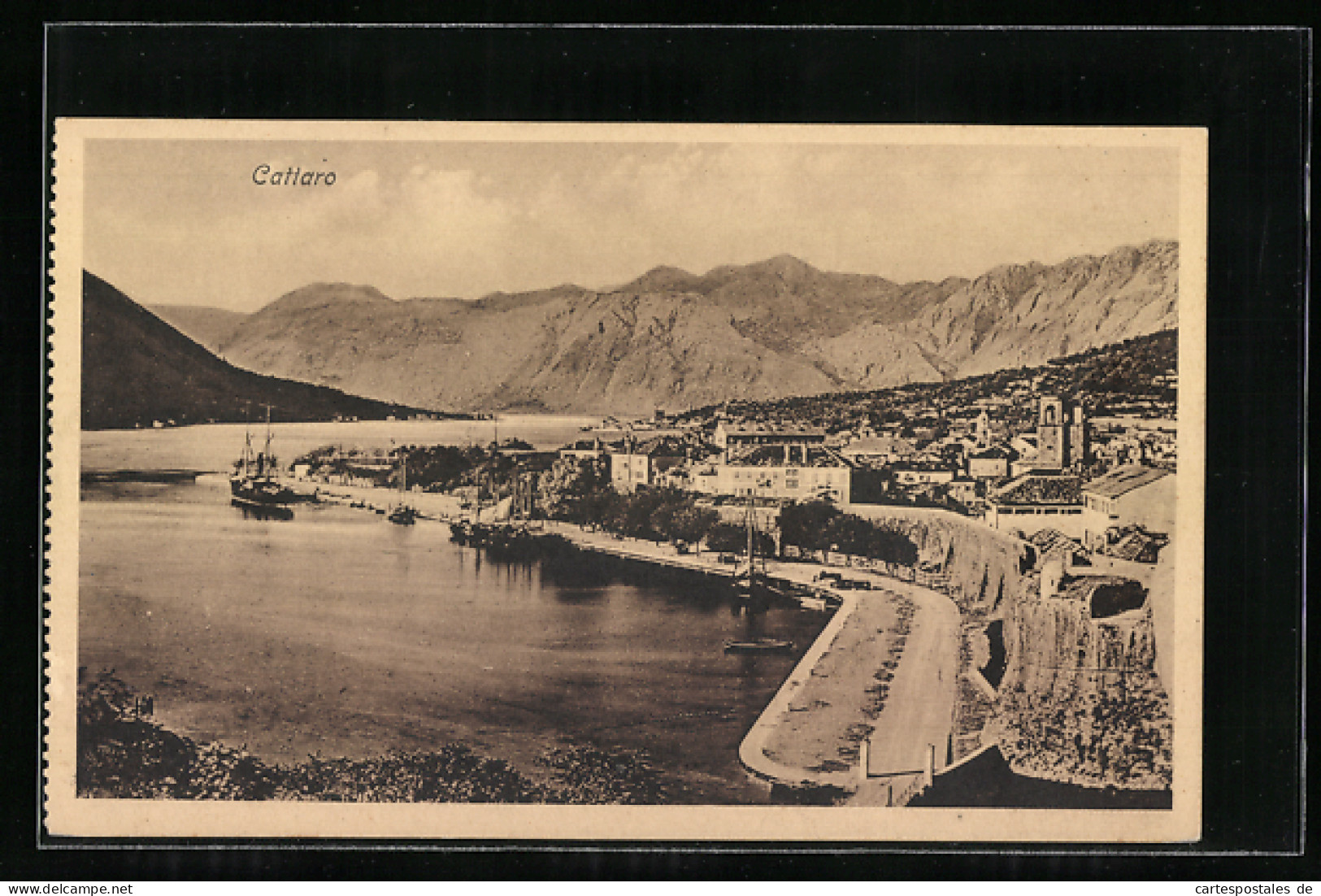 AK Cattaro, Küstenansicht Der Ortschaft In Den Bergen  - Montenegro