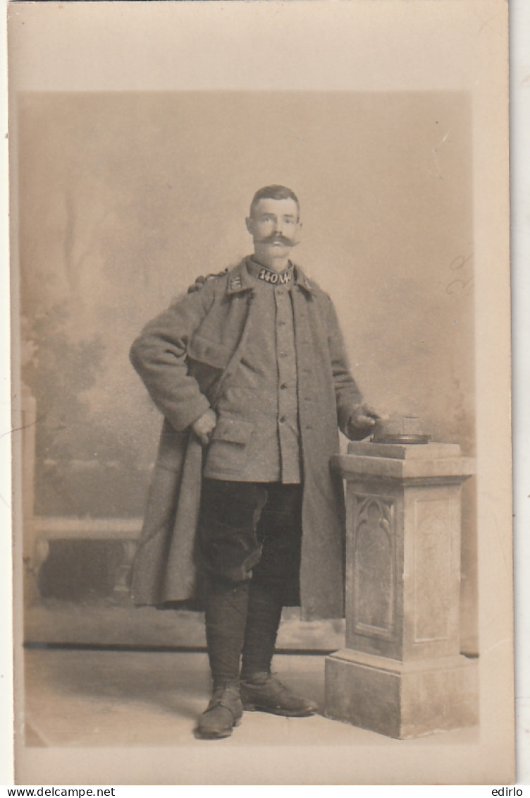 *** MILITARIA  ***  Photo Carte écrite TTB Soldat En Pied Studio ??  - Uniformes