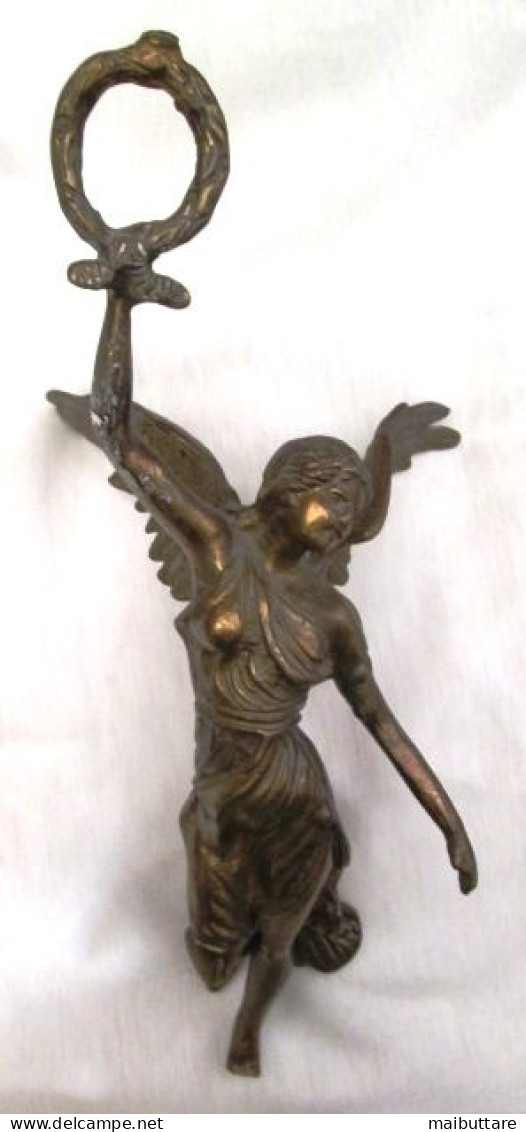 Statuetta  in Ottone Che Rappresenta La  VITTORIA ALATA  con Corona D' Alloro - Métal