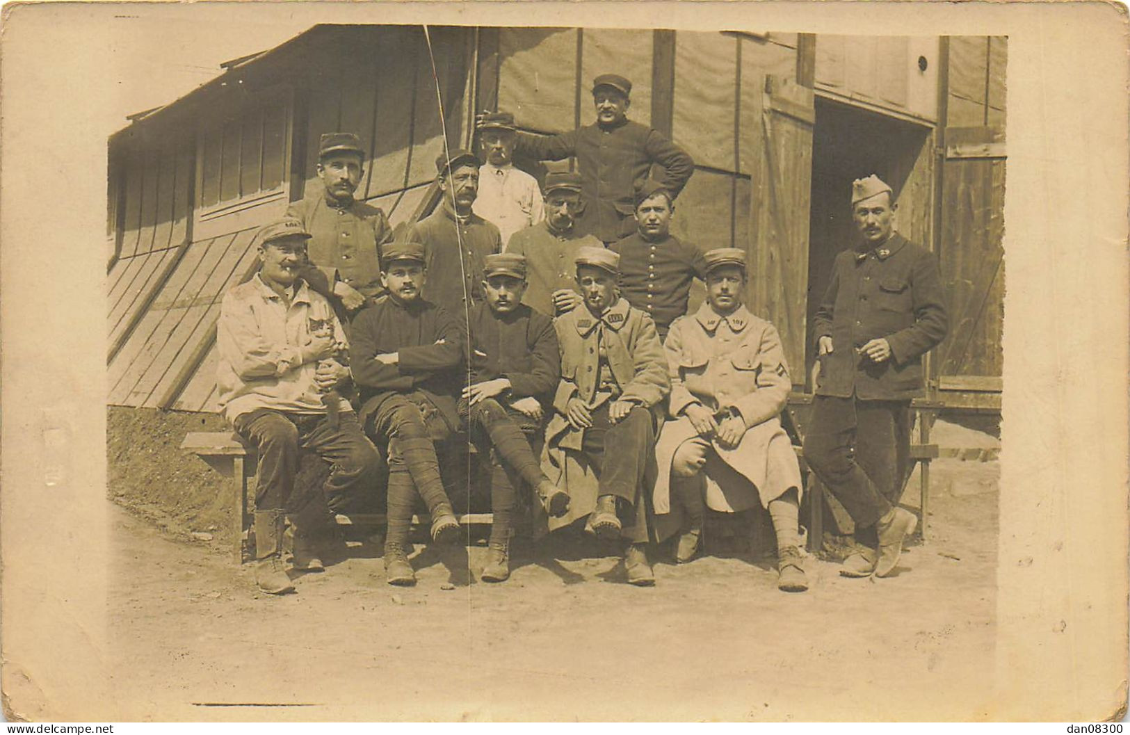 CARTE PHOTO NON IDENTIFIEE GROUPE DE SOLDATS DEVANT UN BARAQUEMENT PHOTO GUILLEMINOT PARIS - A Identifier