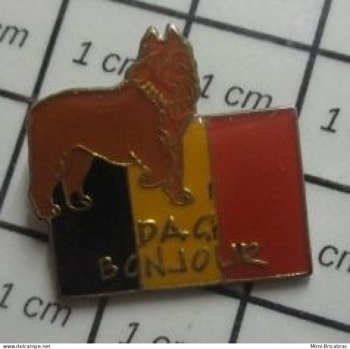 615D Pin's Pins / Beau Et Rare / ANIMAUX / CHIEN BERGER BELGE DRAPEAU BELGIQUE DAG Obert BONJOUR EN BATAVE - Animals