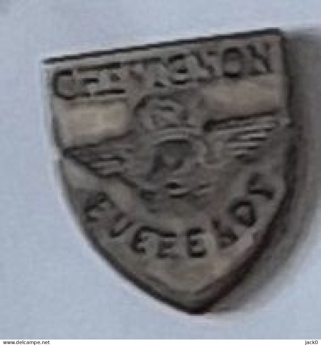 Pin's  Marque  Vêtements  CHEVIGNON  EVEREADY  Signé  DEMONS  &  MERVEILLE - Markennamen