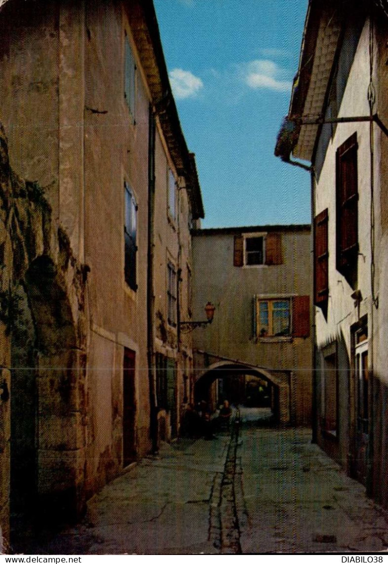 SIGEAN  ( AUDE )   VIEILLE RUELLE ET ANCIENNE PORTE DES REMPARTS DE LA VILLE - Sigean