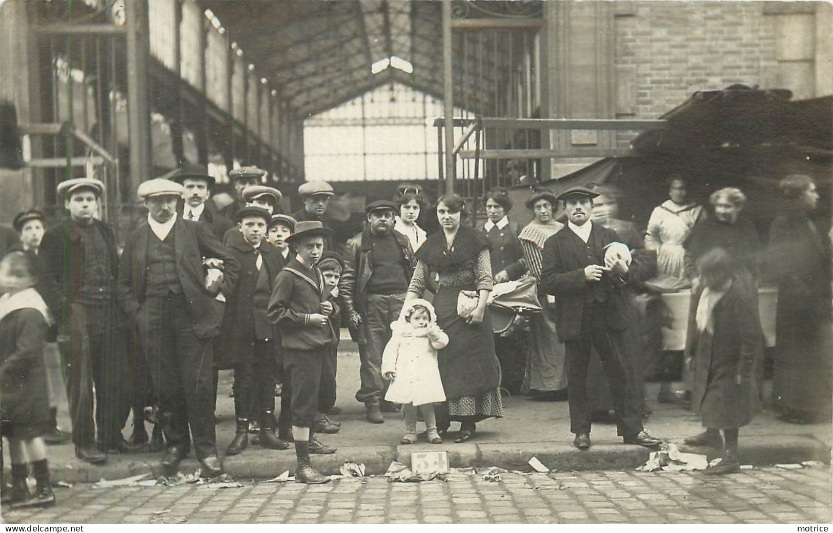 CARTE PHOTO - Entrée D'un Marché, Vue à Localiser. - Da Identificare