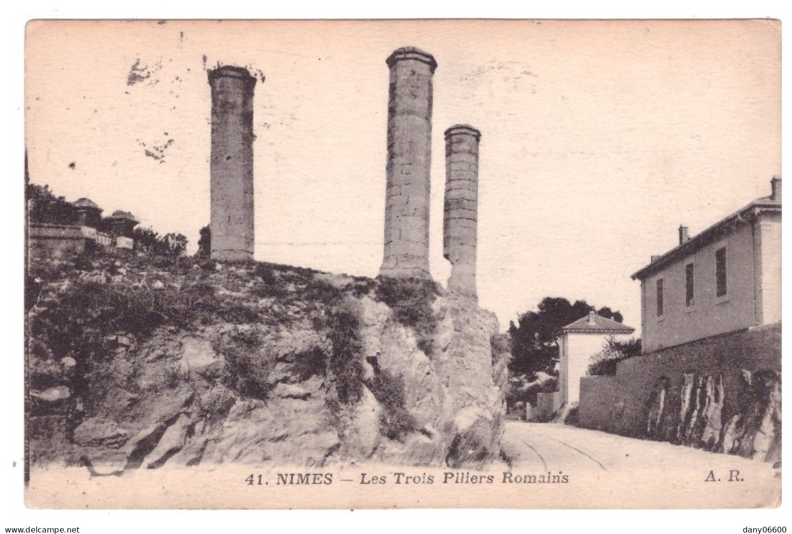 NIMES - Les Trois Piliers Romains - Nîmes