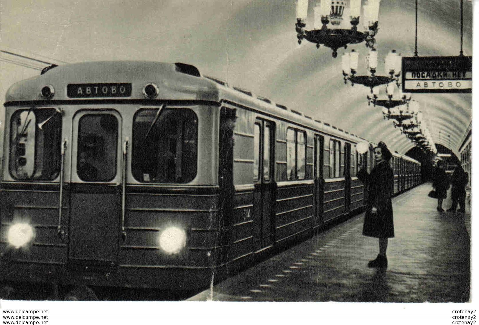 Russie LENINGRAD Le Métro ABTOBO Narvskaya Station Femme Donne Le Départ à La Rame VOIR DOS - Rusland