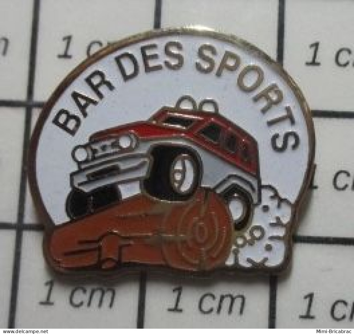 217 Pin's Pins / Beau Et Rare : BOISSONS / BAR DES SPORTS VOITURE 4x4 FRANCHISSANT UN TRONC - Dranken