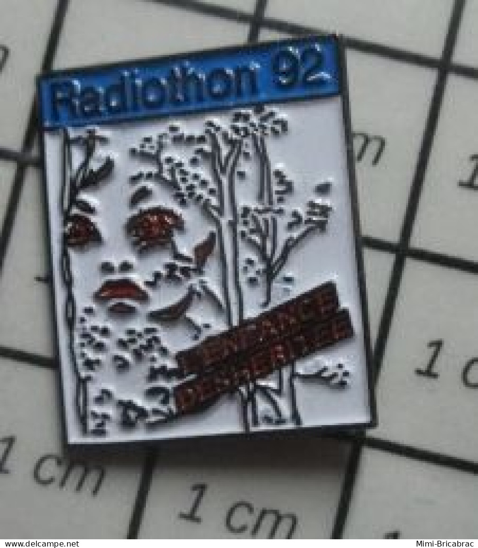 311A Pin's Pins / Beau Et Rare : ASSOCIATIONS / RADIOTHON 92 L'ENFANCE DESHERITEE VISAGE ARBRES - Vereinswesen