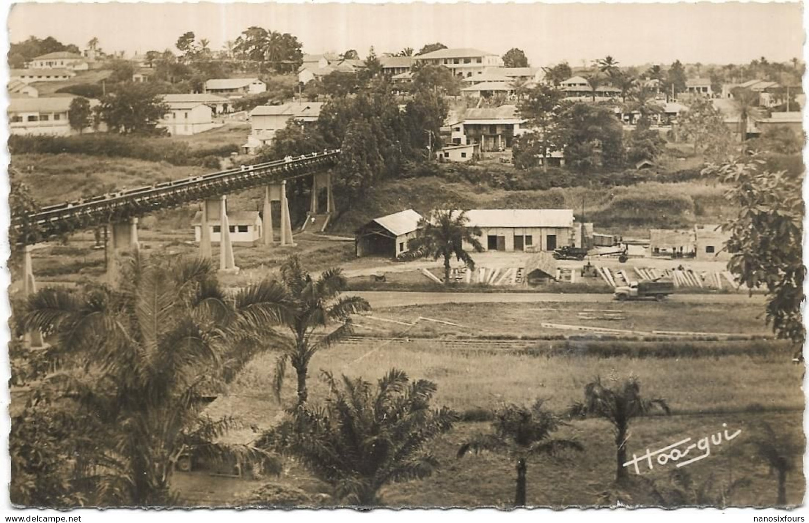 AFRIQUE CAMEROUN. YAOUNDE. PASSERELLE LE CENTRE ADMINISTRATIF - Kameroen