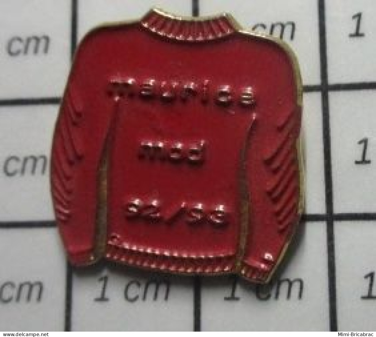 1115A Pin's Pins / Beau Et Rare / MARQUES / PRET A PORTER Boursin MAURICE MOD 93/94 PULL OVER ROUGE Ranucci - Trademarks