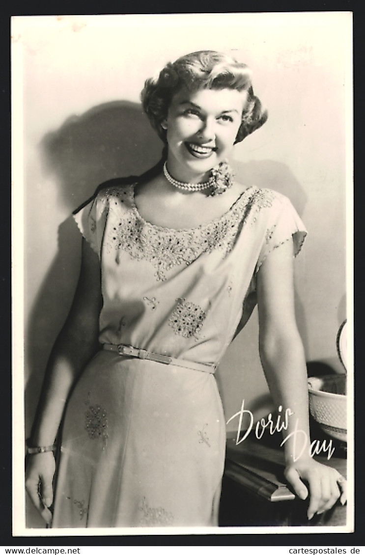 AK Schauspielerin Doris Day Mit Perlenkette Am Lächeln  - Actors