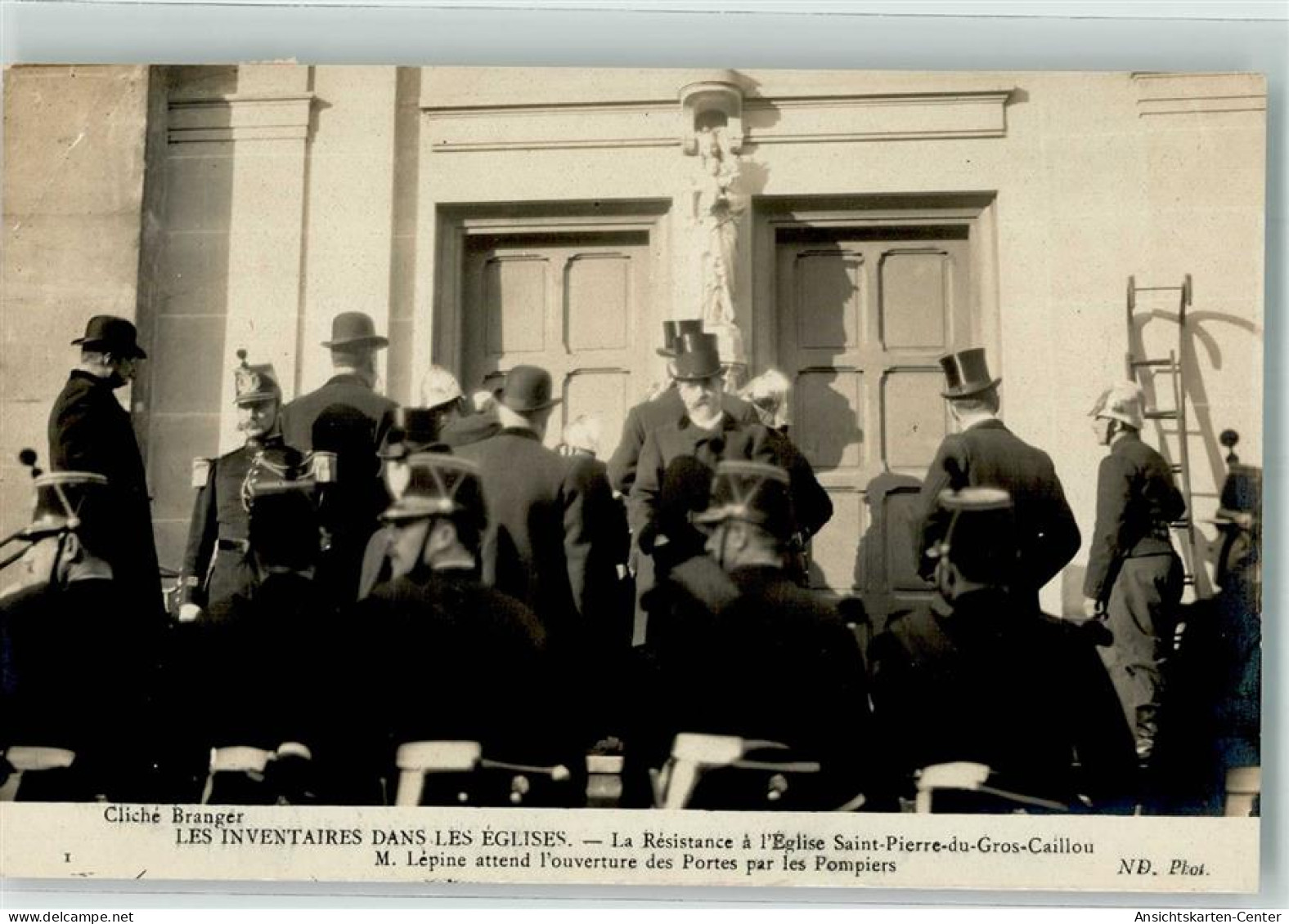 10677304 - Eglise Saint-Pierre M. Lepine Attend Ouverture Des Portes Par Les Pompiers - Firemen