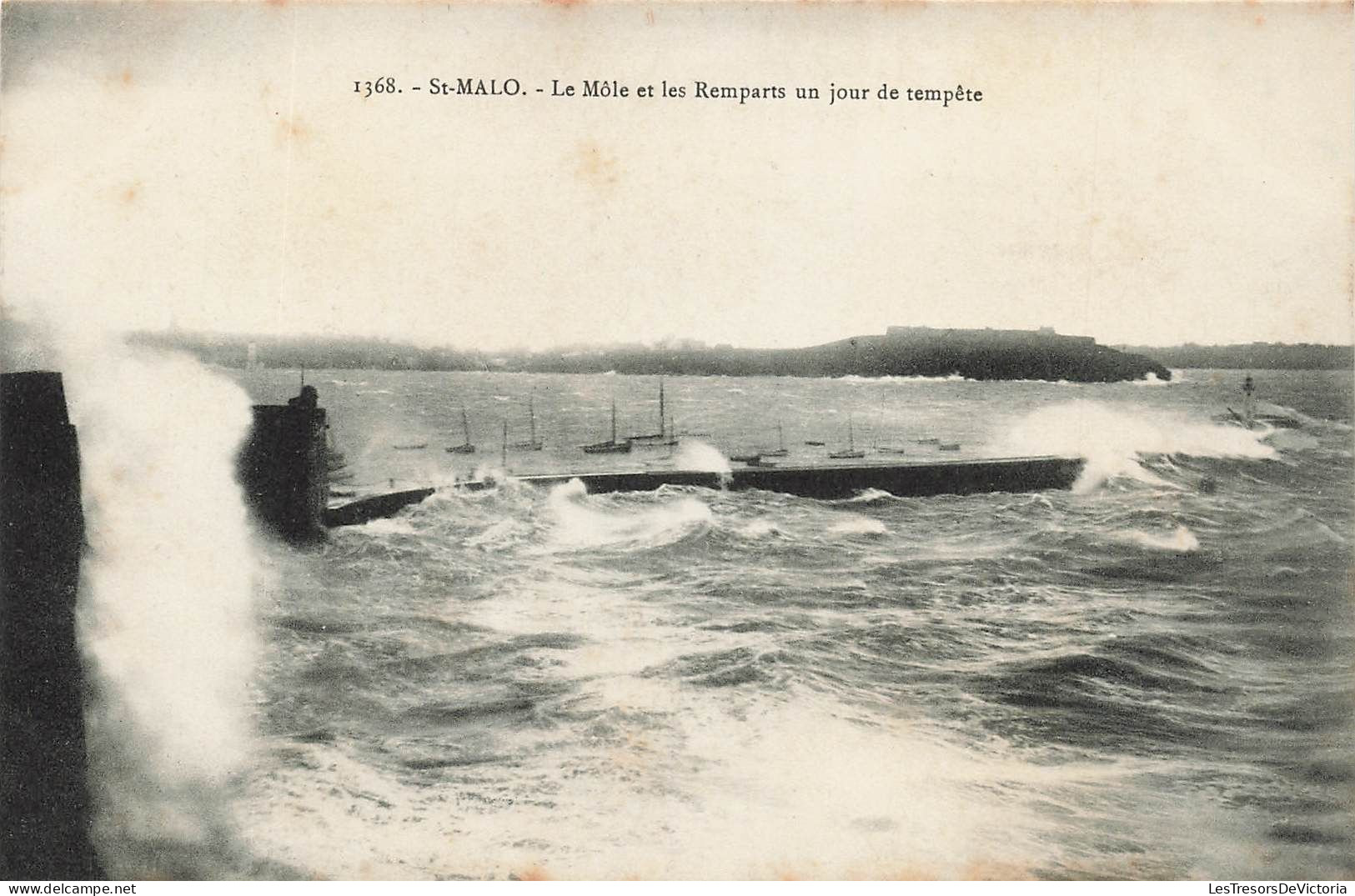 FRANCE - Saint Malo - Le Mole Et Les Remparts Un Jour De Tempête - Bateaux - La Mer - Carte Postale Ancienne - Saint Malo