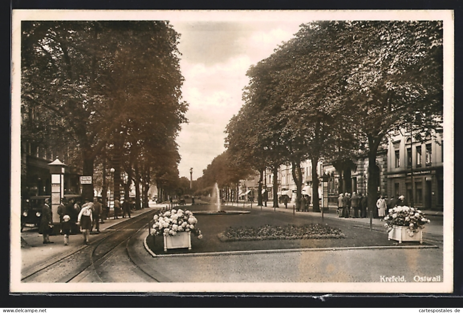 AK Krefeld, Grünanlage Mit Springbrunnen Am Ostwall  - Krefeld