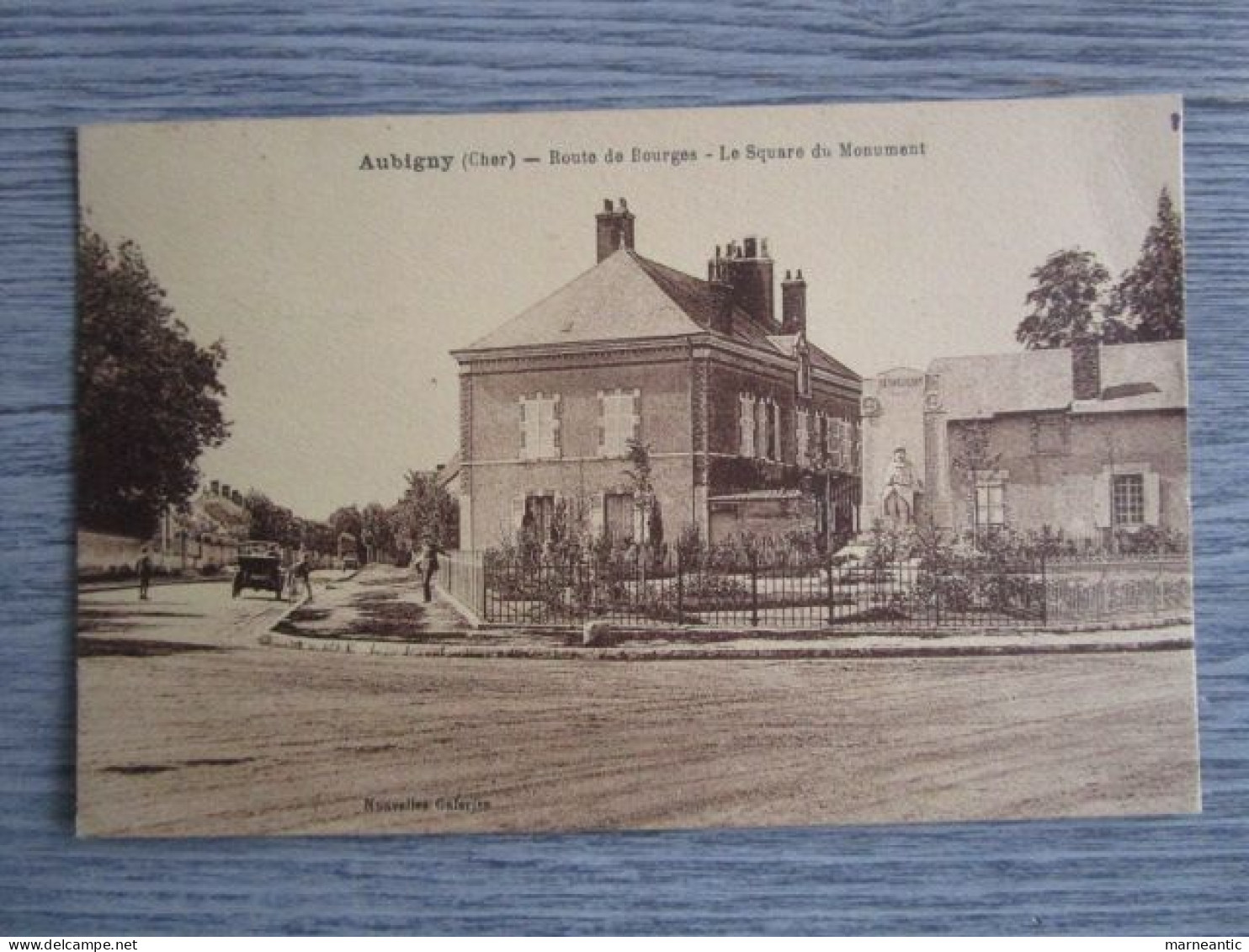 Cpa Aubigny (18) Route De Bourges - Le Square Du Monument - Aubigny Sur Nere