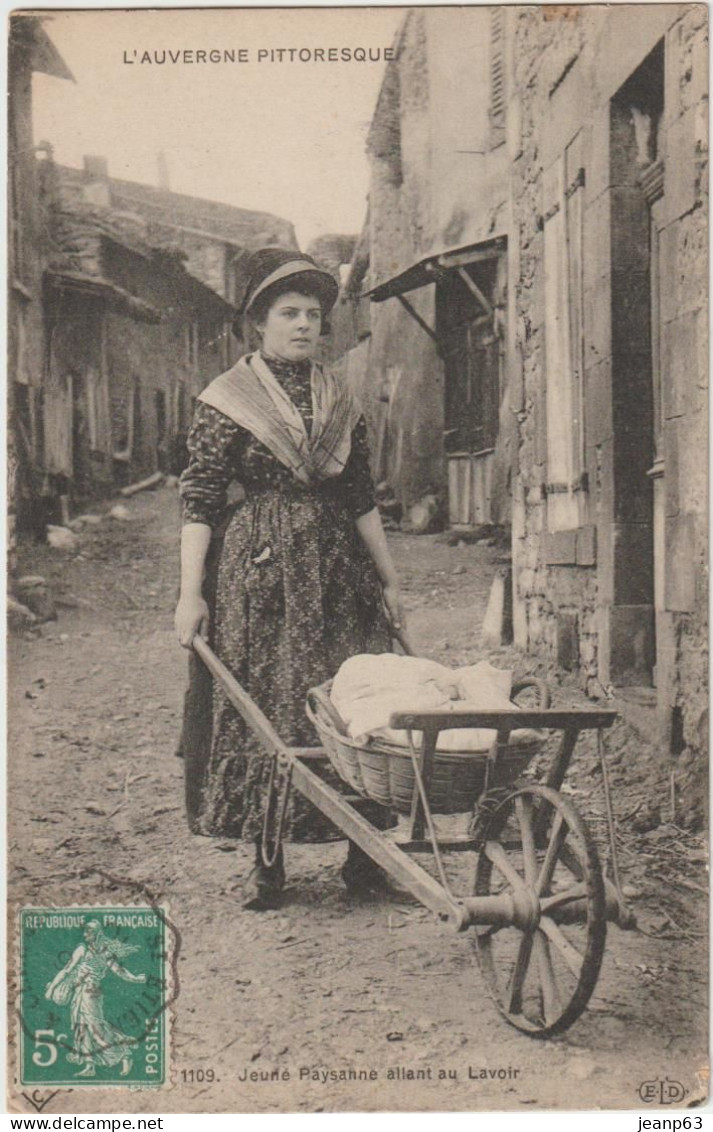 1109. Jeune Paysanne Allant Au Lavoir - Auvergne