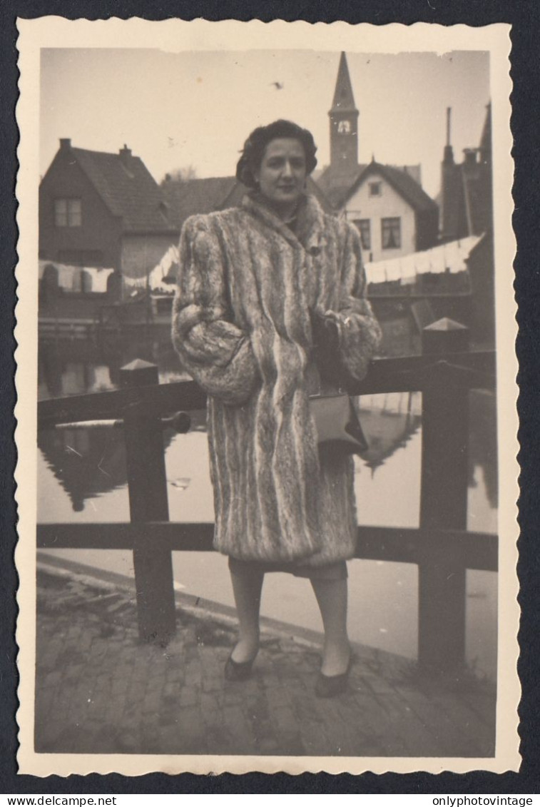 Netherlands 1953 - Volendam - Donna In Pelliccia Con Sfondo Città - Foto - Places