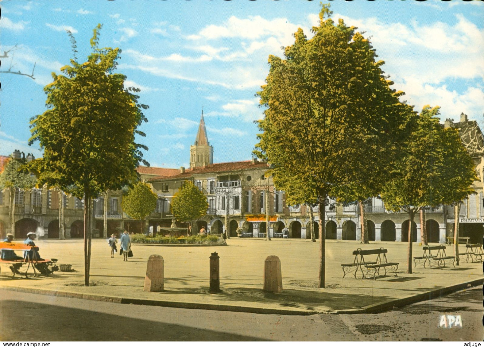 CPM*81* LISLE-SUR-TARN _ Place Paul Saissac_Edit. APA-POUX N° 301* 2 Scans - Lisle Sur Tarn