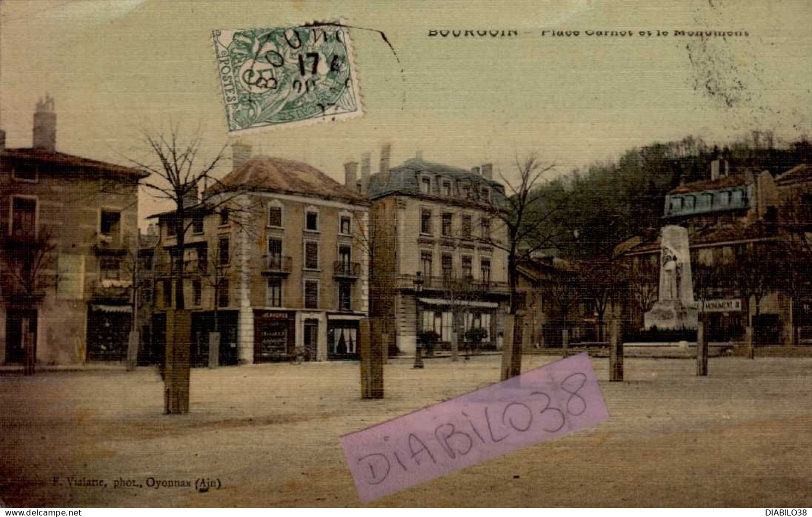 BOURGOIN       ( ISERE )    PLACE CARNOT ET LE MONUMENT - Bourgoin